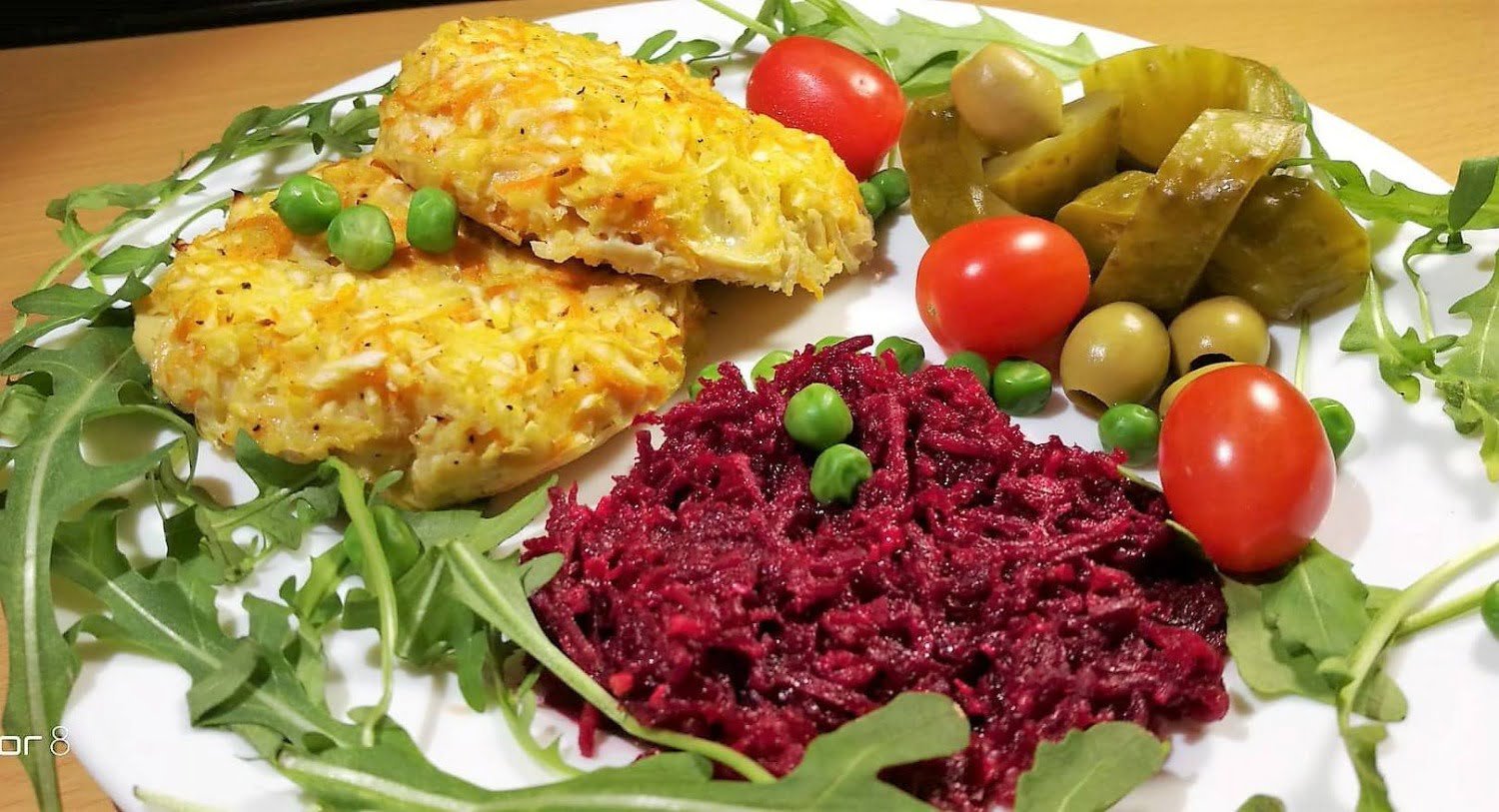 Šviežių burokėlių salotos su žalumynais