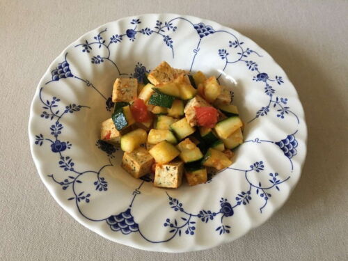 Tofu su cukinija ir pomidoru