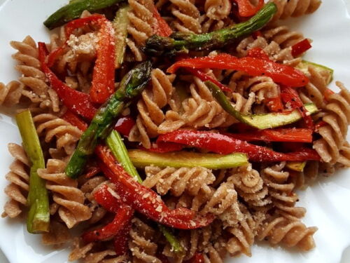 Viso grūdo makaronai su kepta paprika, smidrais