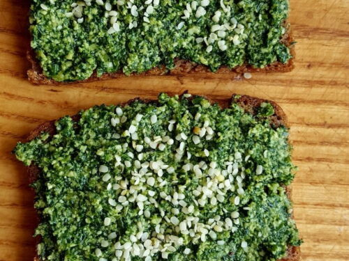 Visagrūdės duonos sumuštinis su krapų pesto, kanapių sėklomis.