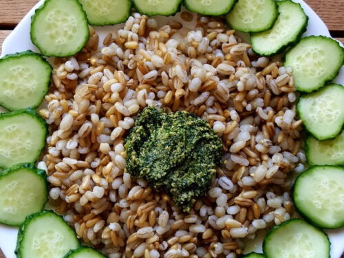 Perlinių, avižų kruopų miksas su šviežiai raugtu agurku, krapų pesto