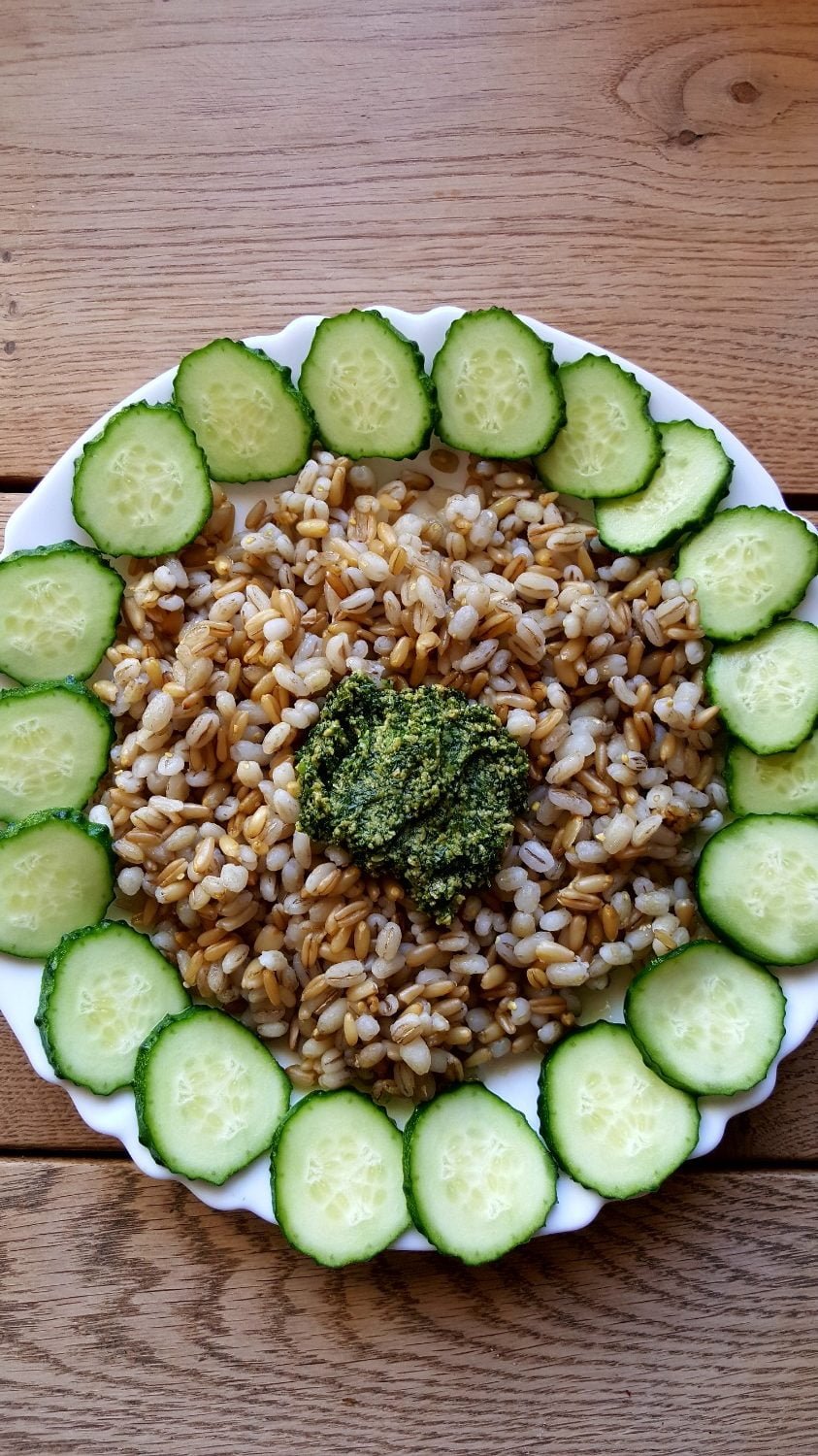 Perlinių, avižų kruopų miksas su šviežiai raugtu agurku, krapų pesto