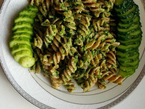 Pilno grūdo makaronai su petražolių pesto ir šviežiai raugtu agurku