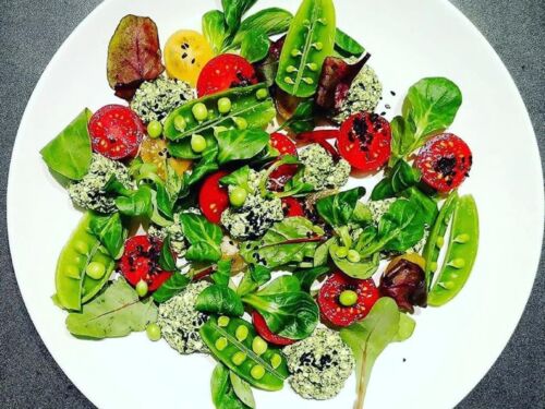 Krapų pesto varškė su pomidorais ir salotų lapais