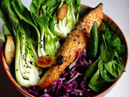 Kepta lašiša su bok choy ir raudonuoju kopūstais