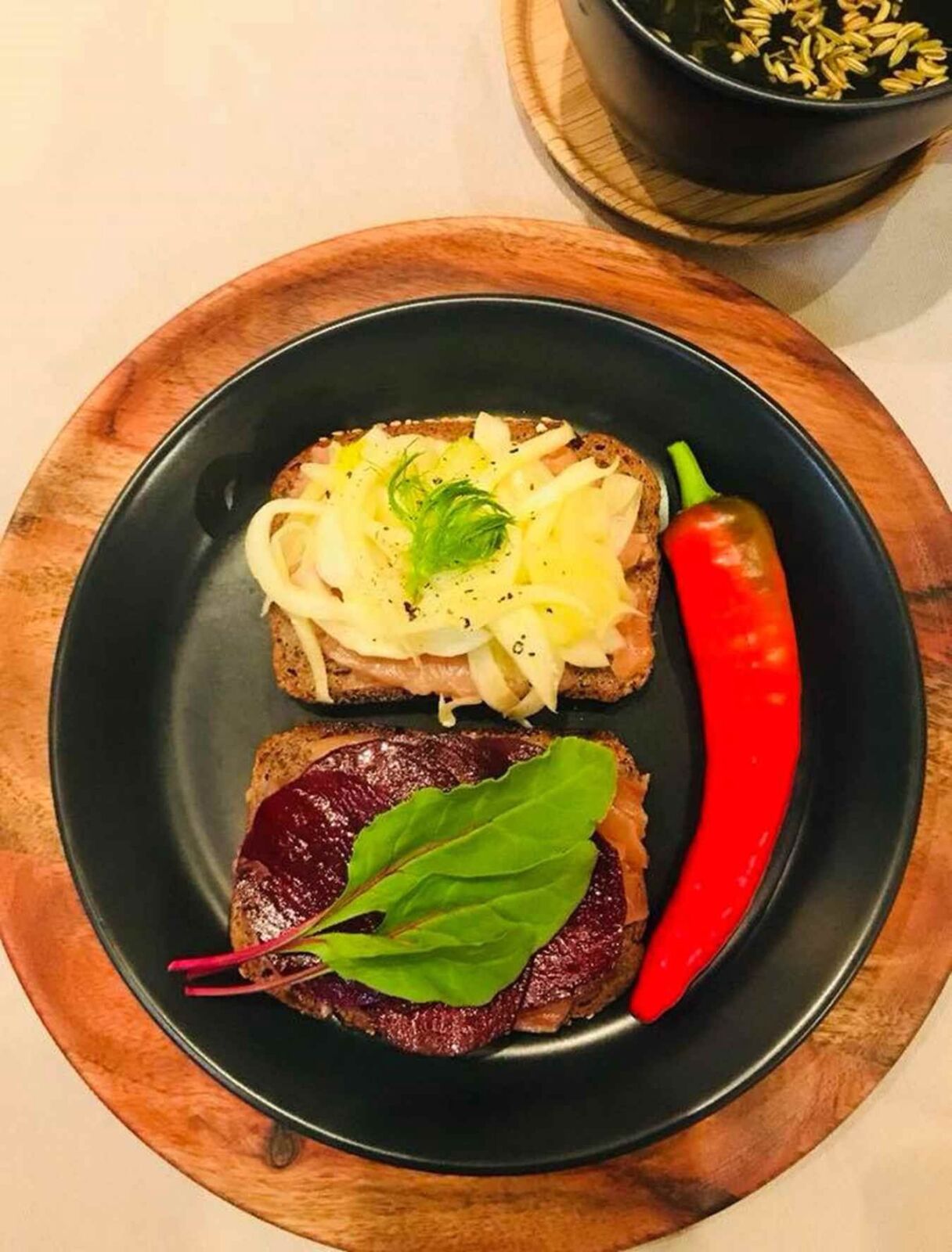 Sumuštiniai su sūdyta lašiša, pankoliu, burokėliais
