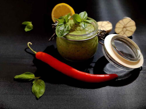 Bazilikų pesto